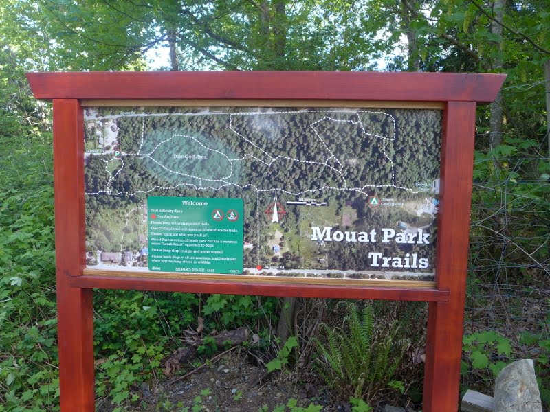 A sign to mark the way at the Rainbow Rd. entrance (across from the Pool)