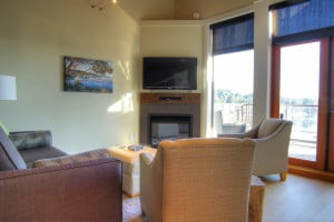 Living rooms with flat screen TVs: Luxury vacation rental on Salt Spring Island
