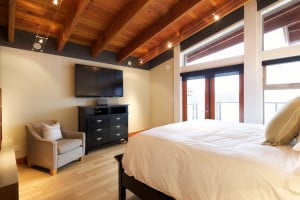 Master bedrooms with TV and balcony: Luxury Vacation Rental, Salt Spring Island